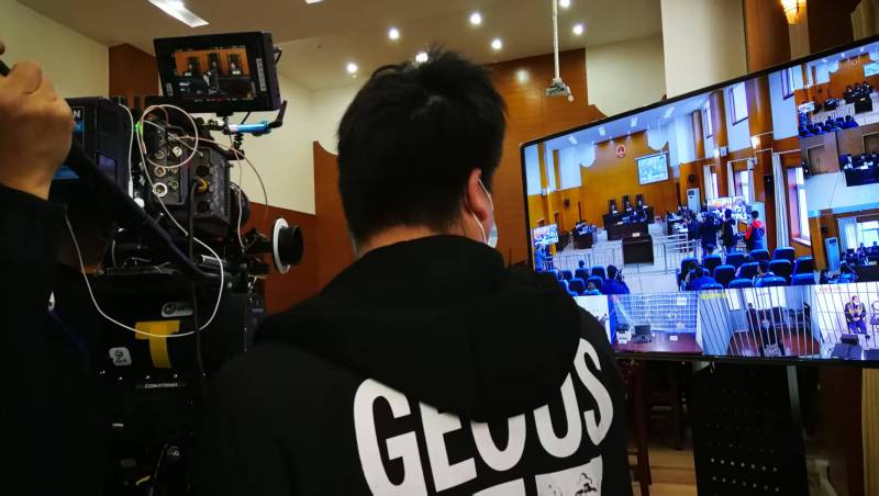AI生成VS人工创意——中站区广告片拍摄公司的技术浪漫主义实践